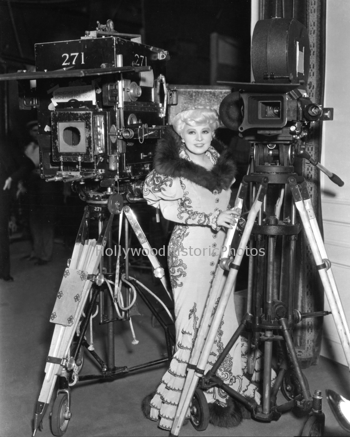 Mae West 1934 Belle of the Nineties Paramount Studio.jpg